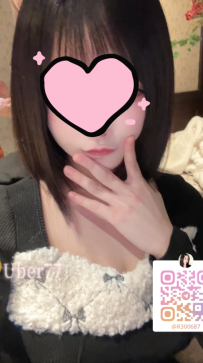🍓  梨花 159cm・Fcup・50kg·  一點點成熟，一點點壞壞 ·  她說話時會輕輕咬嘴唇，