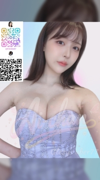 美麗新人女孩。擁有清純的外表和成熟的魅力，她是讓人一見難忘的存在。